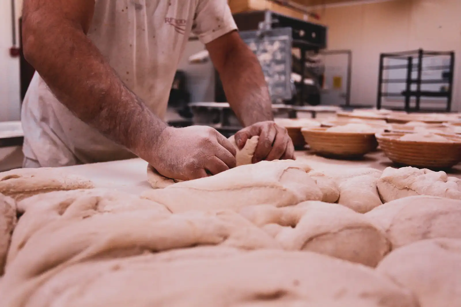 Boulanger façonnant la pâte à la main