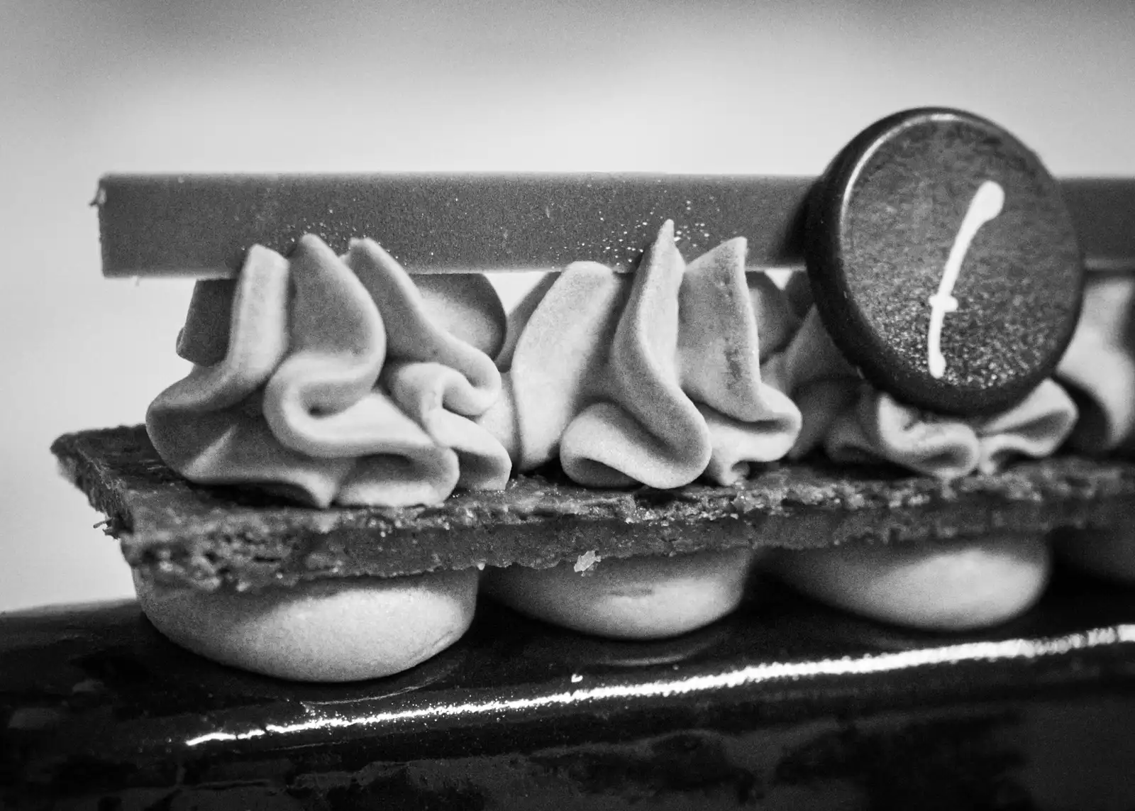 Pâtisserie garnie de crème montée et de chocolat